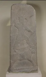 Stele, die den Sturm-Gott Adad zeigt, der auf seinem Stier steht und Blitzschläge schwingt, aus dem Tempel der Ishtar, Arslan Tash (Hadatu) 744-727 v. Chr.